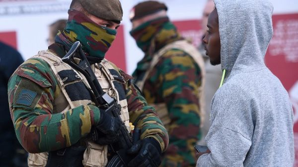 Soldiers patrol as the Belgian capital remains on the highest possible alert level on November 23, 2015. (AFP/Emmanuel Dunand)