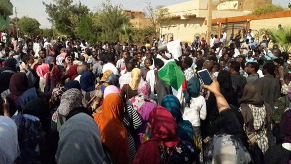 ناشطون قالوا إن قوات الأمن فرقت التظاهرات التي خرجت في مناطق بالخرطوم