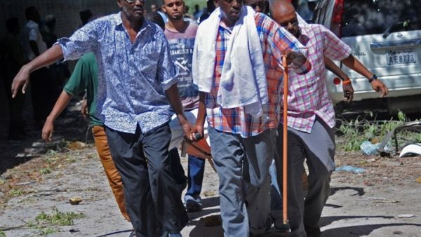 خمسة أشخاص على الأقل قتلوا الاثنين في انفجار سيارة مفخخة قرب بلدية مقديشو ـ أ ف ب