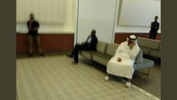  السفير الإماراتي  الحمادي خلال انتظاره في صالة يعتقد أنها داخل مركز أمني
