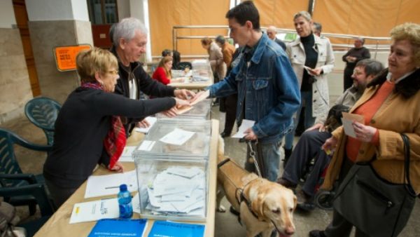 الاسبان يدلون باصواتهم لانهاء هيمنة الحزبين الرئيسيين