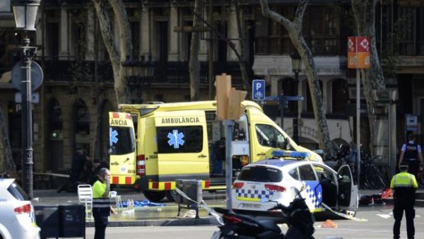 وأظهرت صور نشرتها الشرطة عناصر من القوات الامنية يقتادون المعتقلين الى عربات للشرطة وقد أوثقت ايديهم خلف ظهورهم.

