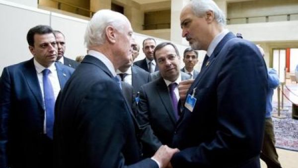مبعوث الأمم المتحدة إلى سوريا ستيفان دي ميستورا يتحدث مع السفير السوري في الأمم المتحدة بشار الجعفري (إلى اليمين في الصورة) في جنيف يوم الجمعة
