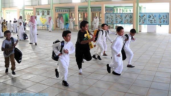 معلم يمزق كتب وزاره التعليم