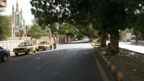 بدت ساحات وطرق رئيسية في الخرطوم ومدينتها التوأم أم درمان مقفرة