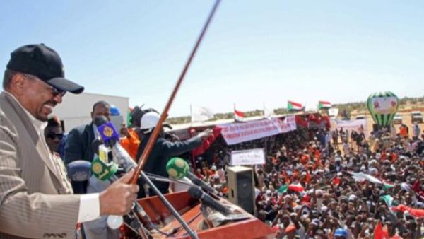 الرئيس السوداني عمر البشير خلال افتتاح حقل نفطي/أ.ف.ب