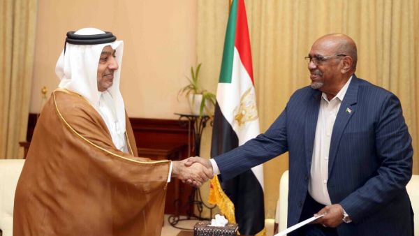 البشير يتسلم رسالة الشيخ تميم آل ثاني من قبل السفير القطري في الخرطوم 