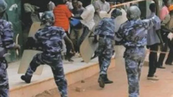 شرطة سودانية تقوم بتفريق المتظاهرين