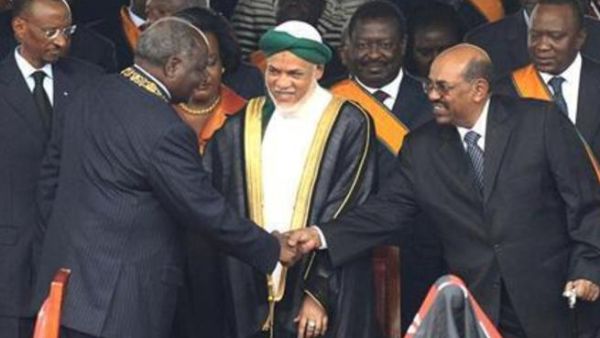 الرئيس الكيني مواي كيباكي يصافح نظيره السوداني عمر حسن البشير (يمينا) اثناء حفل توقيع الدستور الكيني الجديد في نيروبي يوم الجمعة
