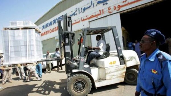 شرطي سوداني يراقب نقل ادوات التصويت استعدادا للاستفتاء حول جنوب السودان
