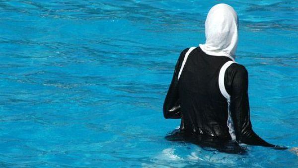 وتأتي هذه الواقعة بعد نحو عشرة أيام من تداول مقطع فيديو للفنان اللبناني يوري مرقدي يكشف فيه عن ممارسات عنصرية تقوم بها بلدية شاطئ العقيبة اللبناني.