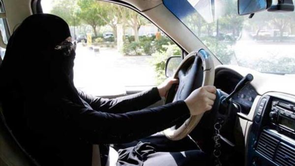 تحدثت تقارير خليجية عن قرب صدور قانون جديد يسمح للنساء السعوديات بالقيادة 