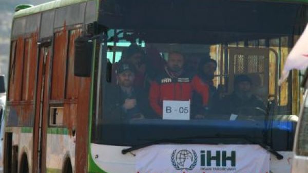 مقاتلون ومدنيون في حافلات لإجلائهم من الفوعة وكفريا بإدلب يوم الاثنين
