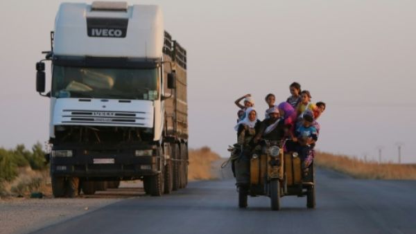 عائلة سورية على دراجة شمال شرق الحسة
