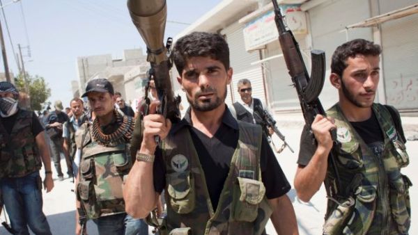 Syrian opposition fighters take part in battles against Syrian government forces in the Karm al-Tarab neighborhood of Aleppo, August 17, 2012. (AFP/File) 