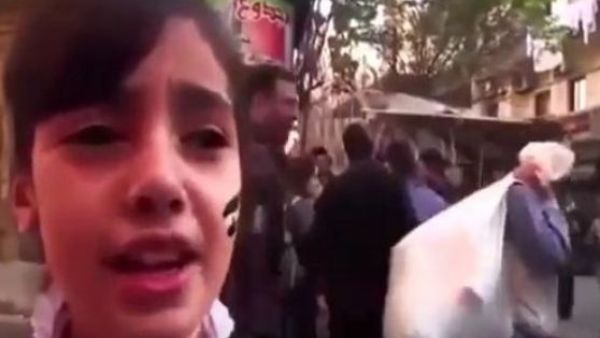 صورة ماخوذة من الفيديو للطفلة وهي تغني قبل انفجار القذيفة وراءها