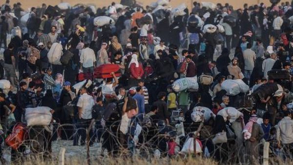 لاجئون سورريون يعودون الى تل ابيض بعد منعهم من دخول تركيا
