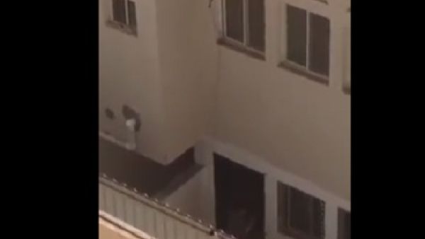 زوجة اب تسجن ولد زوجها خارج البيت