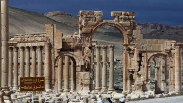 بعد الدواعش.. الطيران الروسي يجهز على ما تبقى من آثار تدمر السورية