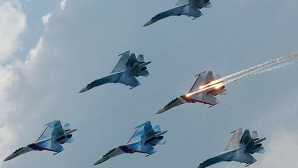 القوات الخاصة الروسية توثق قصف أرتالا لـ"داعش" بتدمر