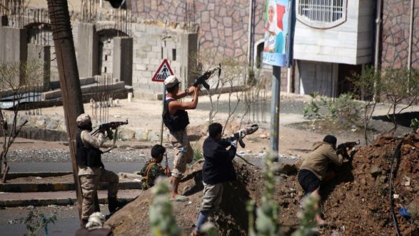 Yemeni tribesmen from the Popular Resistance Committees, supporting forces loyal to Yemen's Saudi-backed President Abd Rabbuh Mansour Hadi, hold a position during clashes with Houthi rebels in the central city of Taiz, on March 11, 2016. (AFP/Ahmad al-Basha)