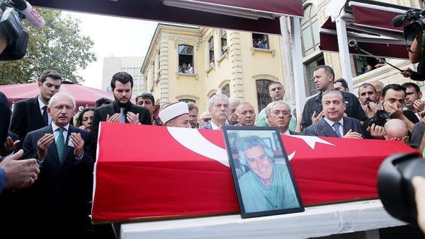 Large crowds gather to say goodbye to towering romantic lead who acted in more than 100 movies in '70s and '80s. (Anadolu Agency)