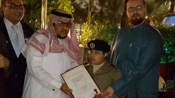 الطفل عبدالعزيز ملقب باسم العميد عزيز 
