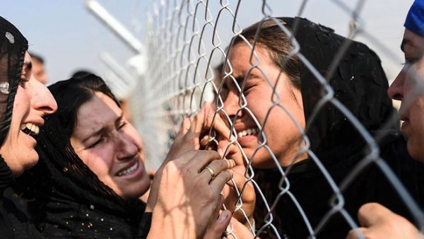 Displaced Iraqis reunite with relatives on October 26, 2016 as battle for Mosul forces thousands to flee their homes. (AFP/ Bulent Kilic)