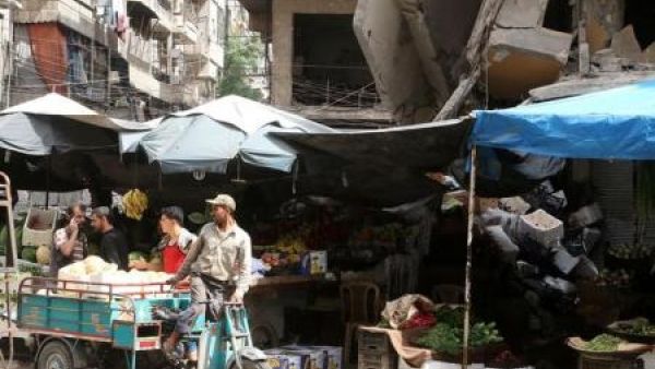 باعة ينتظرون زبائن في منطقة خاضعة لسيطرة المعارضة في حلب
