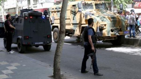 افراد أمن يحيطون بمركبة عسكرية تركية في مدينة ديار بكر
