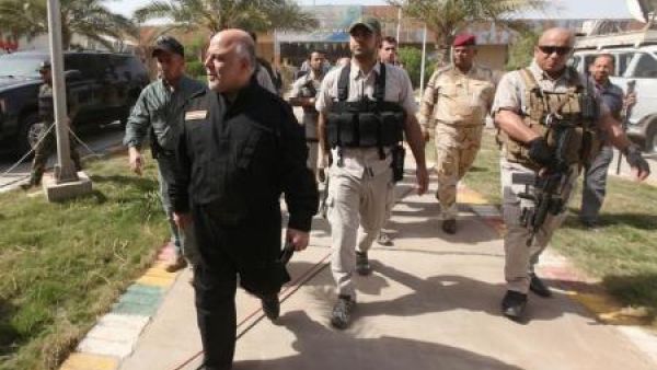 رئيس الوزراء العراقي حيدر العبادي (يسارا) لدى زيارته لمعسكر طارق بالقرب من الفلوجة يوم الاربعاء
