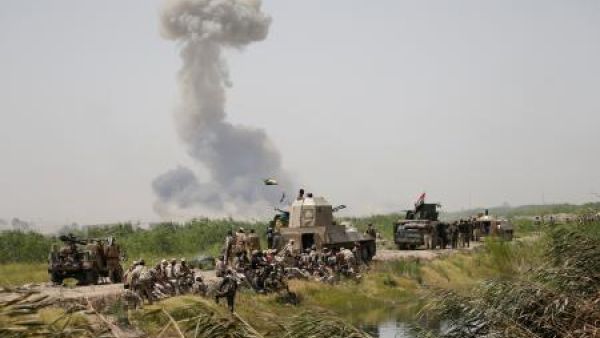 دخان يتصاعد وسط الاشتباكات بالقرب من الفلوجة
