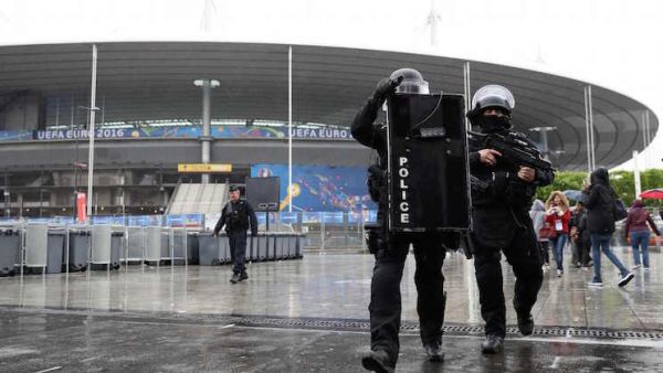 افراد من الشرطة الفرنسية في باريس