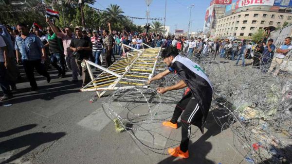 الأمن يطلق الغاز المسيل للدموع لتفريق متظاهرين وسط بغداد