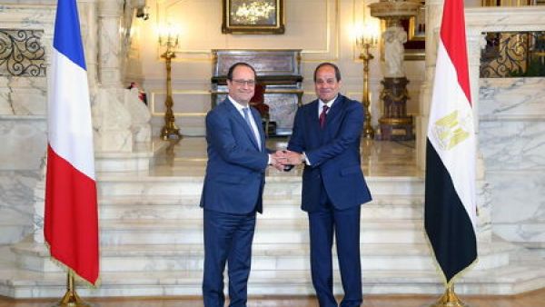 الرئيس الفرنسي فرانسوا هولاند مصافحا نظيره المصري عبدالفتاح السيسي في القاهرة