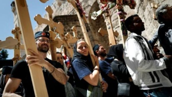 الاف المسيحيين يحتشدون بالقدس للاحتفال بالفصح لدى الطوائف الشرقية
