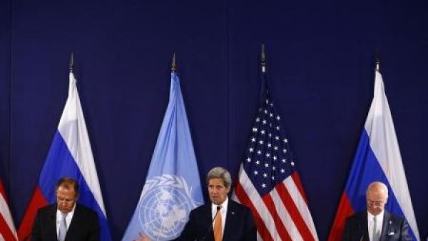 وزير الخارجية الأمريكي جون كيري (وسط) يتحدث بجانب وزير الخارجية الروسي سيرجي لافروف (إلى اليسار) ومبعوث الأمم المتحدة الخاص لسوريا ستافان دي ميستورا خلال مؤتمر صحفي في فيينا يوم الثلاثاء
