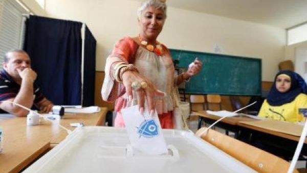 ناخبة تدلي بصوتها في أحد مراكز الاقتراع ببيروت يوم الأحد
