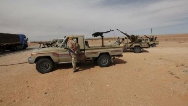 عربات تابعة للجيش الليبي عند نقطة تفتيش غربي مدينة سرت الخاضعة لسيطرة الدولة الاسلامية
