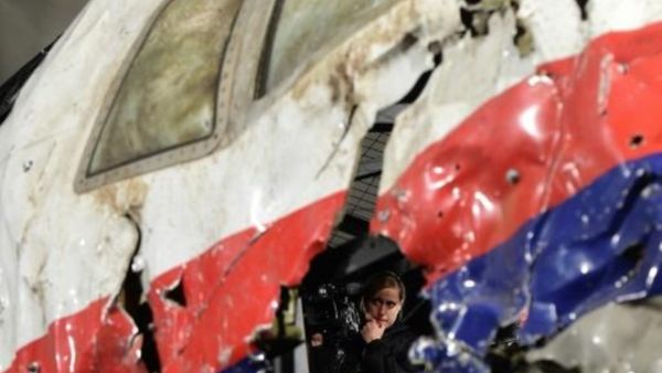 جزء من حطام الطائرة الماليزية التس اسقطت فوق اوكرانيا خلال تقديم التقرير النهائي للجنة التحقيق الهولندية في 13 تشرين الاول/اكتوبر 2015
