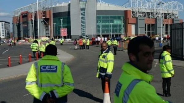 تفجير طرد مشبوه في مدرجات ملعب في مانشستر
