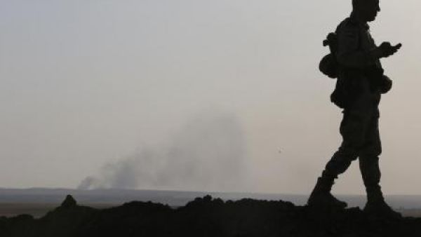 دخان يتصاعد إثر ضربة جوية أمريكية على مسلحي تنظيم الدولة الإسلامية في الموصل
