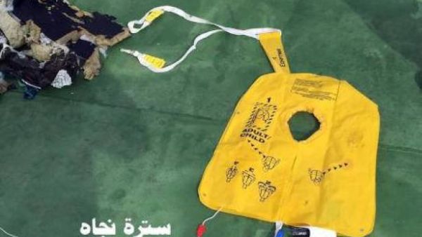 صورة لحطام من الطائرة المصرية