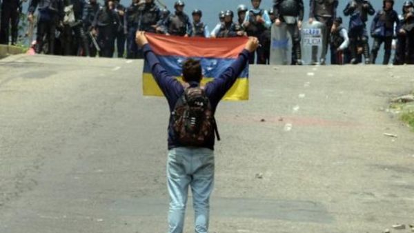 متظاهر من المعارضة يواجه الشرطة في سان كريستوبال
