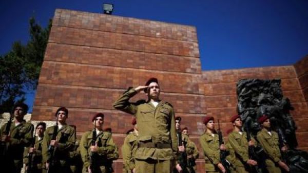 جنود اسرائيليون يشاركون في حفل بمناسبة الذكرى السنوية محارق النازي في القدس 

