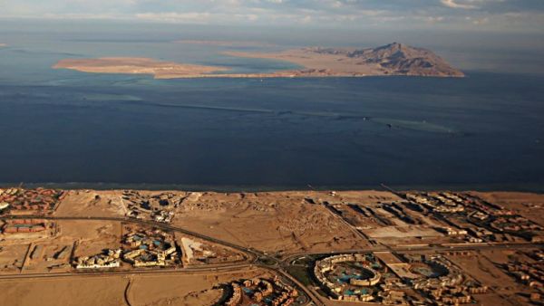 A picture taken on January 14, 2014 shows the Red Sea's Tiran (foreground) and the Sanafir (background) islands in the Strait of Tiran between Egypt's Sinai Peninsula and Saudi Arabia. (AFP/Stringer)