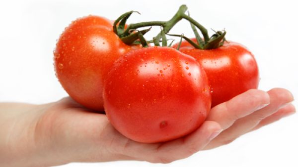 قومي بوضع حبّات الطماطم كما هي من غير تقطيع أو فرم في صينية
