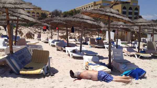 اجلاء الاف السياح من تونس اثر هجوم دام على فندق