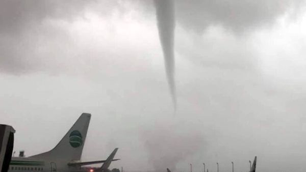 لحظة اقتحام الإعصار لمطار أنطاليا