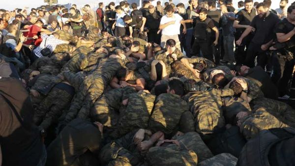 اعتقال قائد لواء الكوماندوز الـ11 في دنيزلي التركية على خلفية محاولة الانقلاب